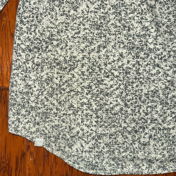 Lululemon Commision Long Sleeve Shirt in Green Fern / Smoked Spruce - Picture 5 of 15